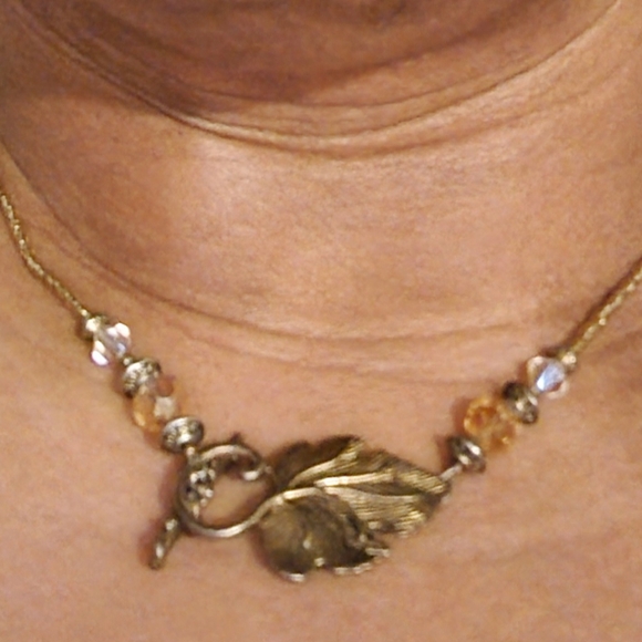 Handmade 18in Glass beaded necklace with leaf closure - Picture 3 of 4